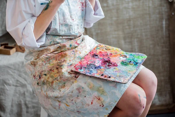 Pintora femenina en su estudio — Foto de Stock