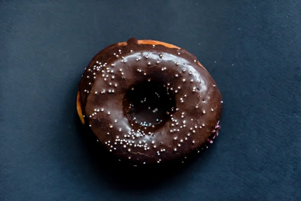 Leckerer Donut auf Grau — Stockfoto