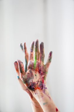 Eller ressam içinde renkli boyalar