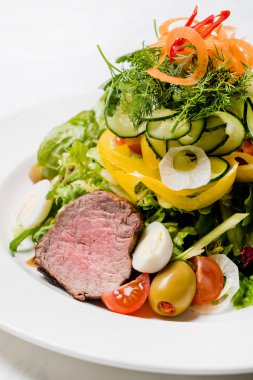 plaka üzerinde biftek salatası