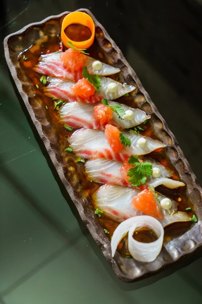 Японская еда в тарелке — стоковое фото