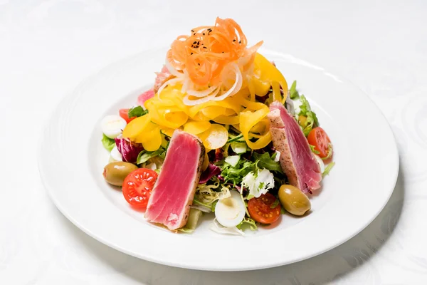 Salat mit Thunfisch auf Teller — Stockfoto