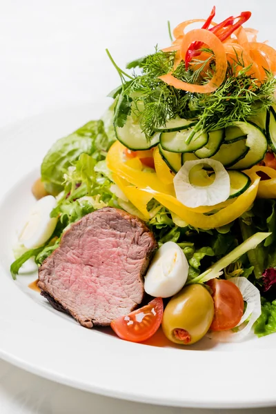 Ensalada con carne de res en plato — Foto de Stock