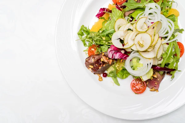 Salada com carne em prato — Fotografia de Stock