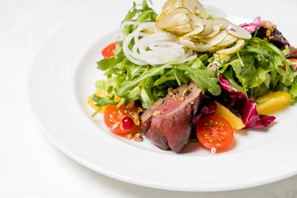 Salada com carne em prato — Fotografia de Stock