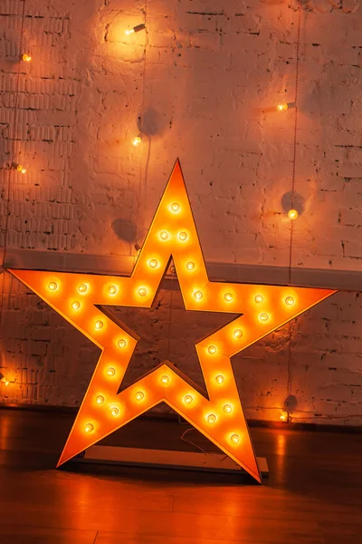 Golden star med lampor — Stockfoto