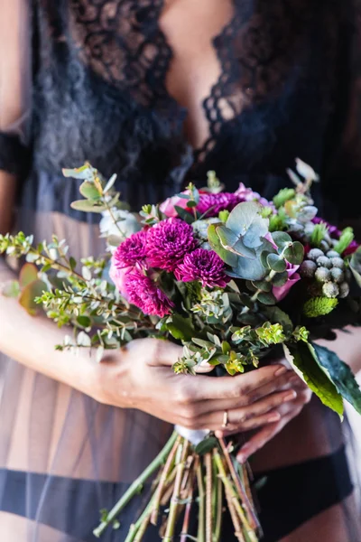 Trevlig kvinna med blommor — Stockfoto