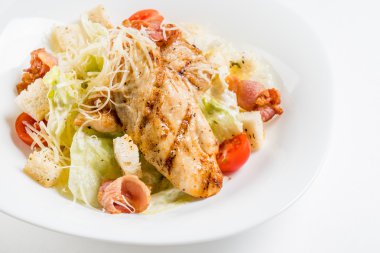 Beyaz tabakta Sezar salatası