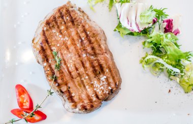 salata plaka üzerinde ızgara biftek