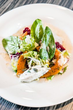 kavrulmuş sebze salatası