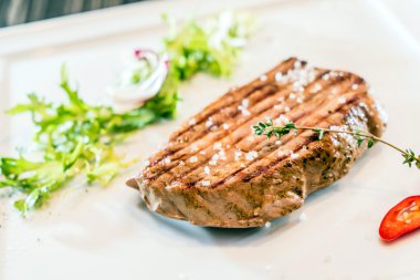 Salatalı ızgara biftek.