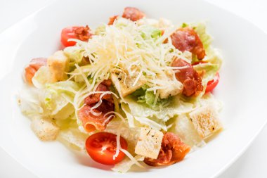 Sezar salatası plaka üzerinde