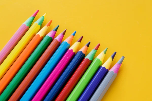 Цветные карандаши на желтом — стоковое фото
