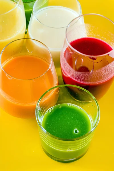 Detox smoothie in glazen — Stockfoto