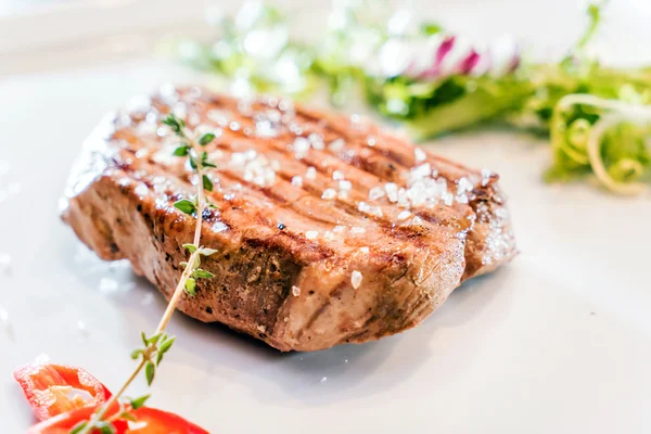 鉄板の上で揚げた肉 — ストック写真
