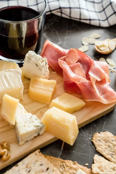 Wein und Käse Vorspeise — Stockfoto