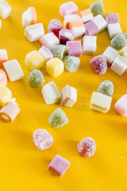 sarı renkli şekerler