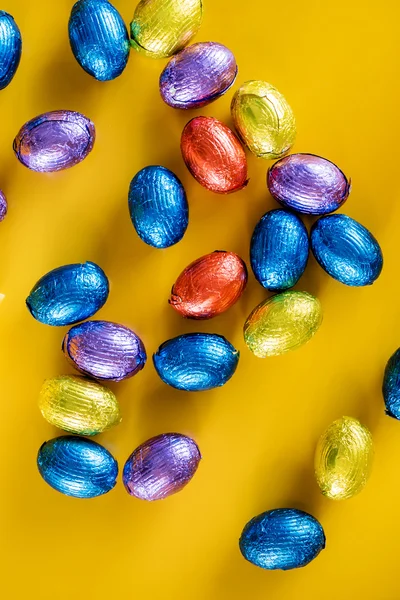 Chocolade-eieren op geel — Stockfoto