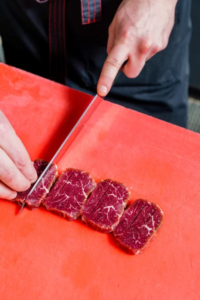 Chef coupant la viande — Photo