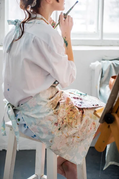 Malerin in ihrem Atelier — Stockfoto