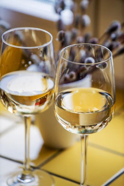 Вкусное вино для вечеринки — стоковое фото