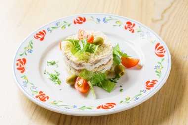 Lezzetli katmanlı salata