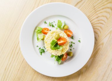 Plaka üzerinde katmanlı salata