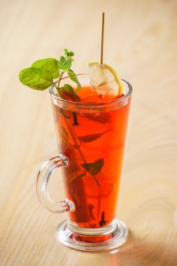 Nane ve limon kokteyli