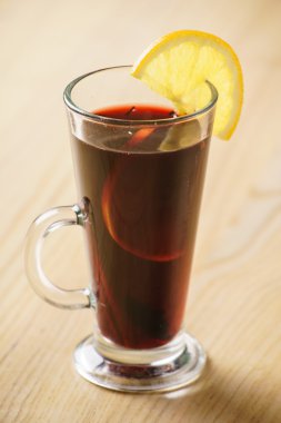 Limon ile lezzetli mulled şarap