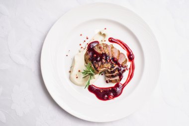 plaka üzerinde soslu ördek göğsü