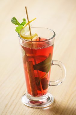 Kokteyl limon, nane ve tarçın ile