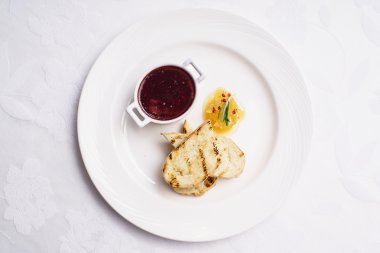 pate tost plaka üzerinde