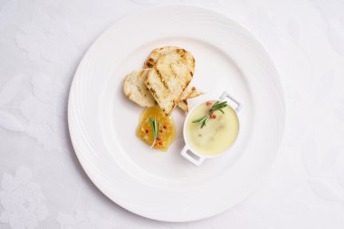 pate tost plaka üzerinde