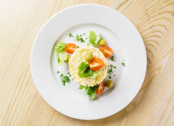 Salada em camadas no prato — Fotografia de Stock