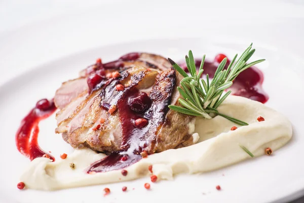 Duck breast with mashed potato — Stock Photo, Image