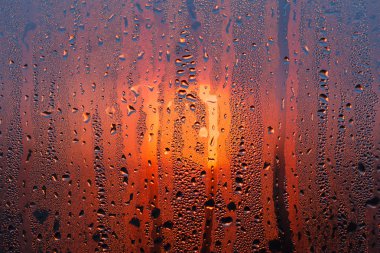 Günbatımı üzerinde su damla yansıması