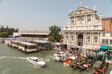 Venedik'te tekneler ile liman