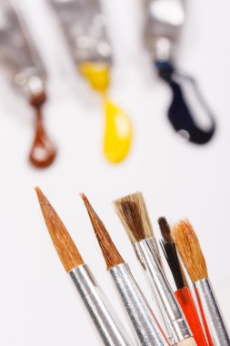 beyaz üzerine fırça ile boya