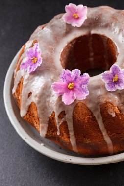 Buzlu pasta plaka üzerinde