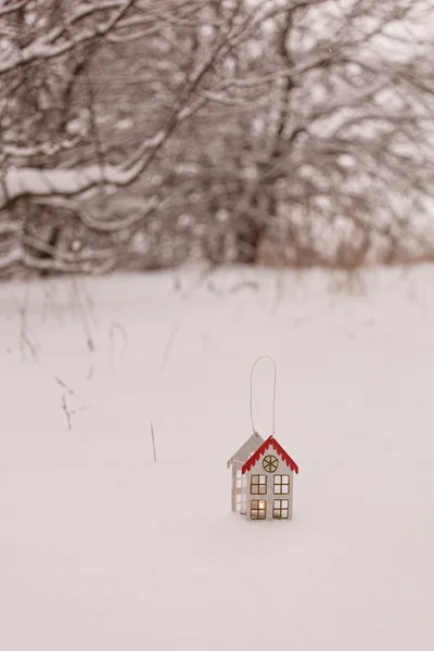 Mały latarnia w śniegu — Zdjęcie stockowe