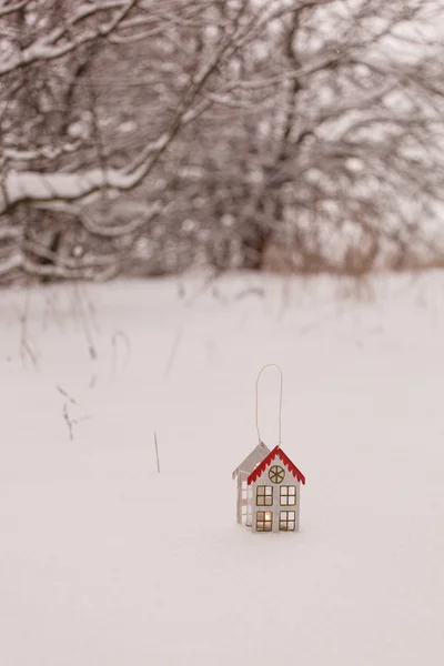 Pequeña linterna en la nieve — Foto de Stock