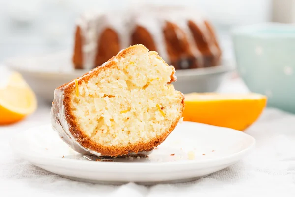 Gâteau glacé sur assiette — Photo