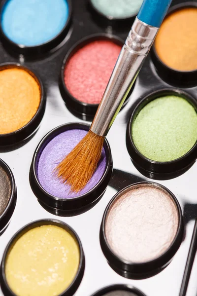 Barvy s kartáčem pro make-up — Stock fotografie