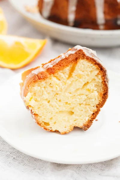 Gâteau glacé sur assiette — Photo