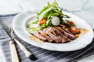 Biftek salata plaka üzerinde