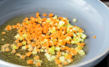 Tavada kızarmış sebze