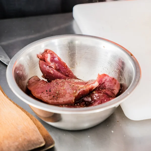 Сырое мясо в металлической миске — стоковое фото