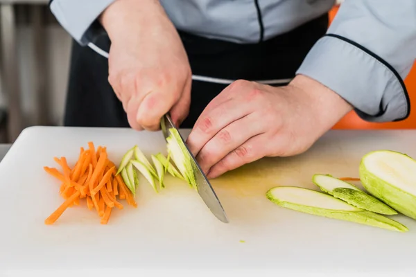 Chef cutting vegetables — Stock Photo, Image