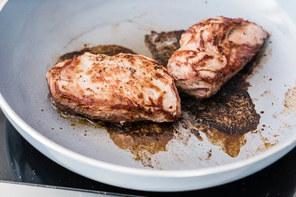 Twee steaks op de pan — Stockfoto