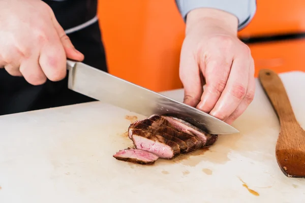 Chef-kok snijden biefstuk — Stockfoto